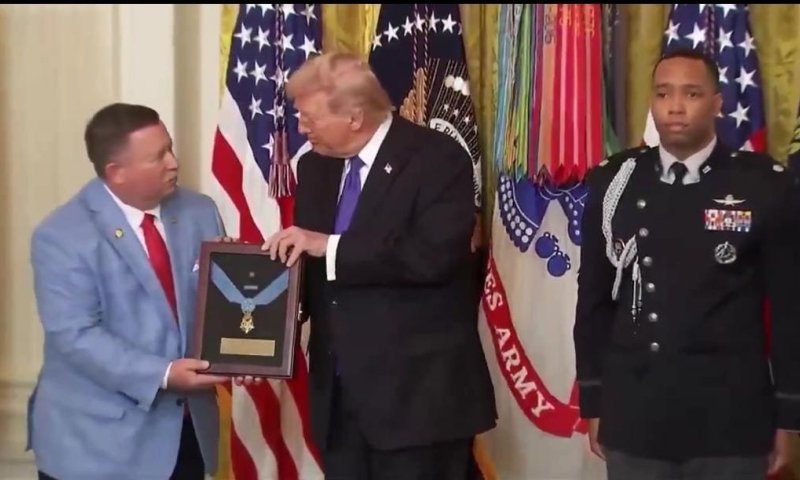 הסוד שנחשף בבית הלבן: טראמפ העניק את עיטור הגבורה לבנו של מציל היהודים | צפו