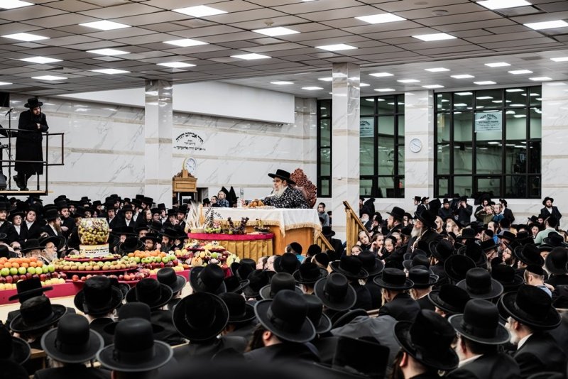 בחצרות סאטמר