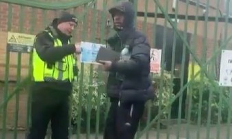 תיעוד מטריד בלונדון: גבר ניסה להיכנס לבית ספר יהודי