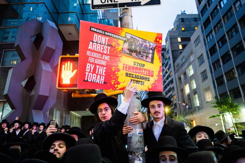 האחים לאנטשעווסקי, אברומי בלום, ד. ה. כרם, אייזיק. י, Clear shot