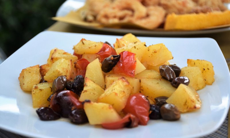לתוספת פיקנטיות: תפוחי אדמה עם פלפלים וזיתים &ndash; טעימה של החיים!