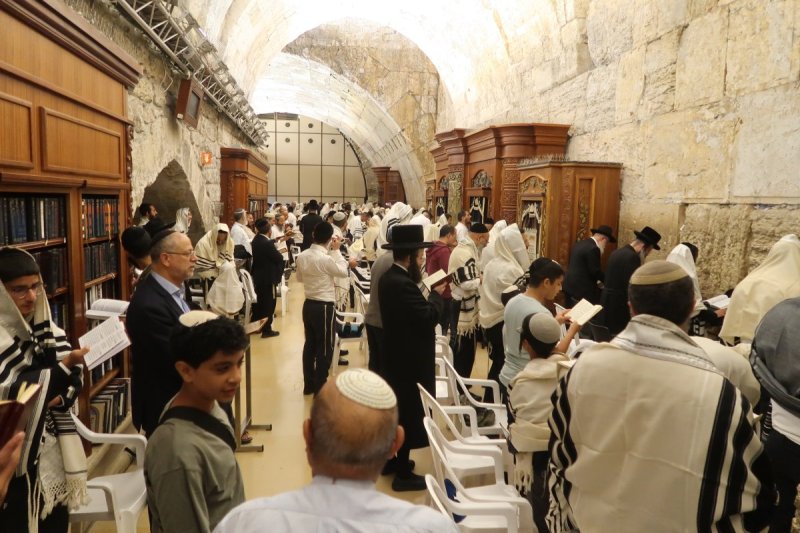 <blat>בחדרי חרדים</blat>