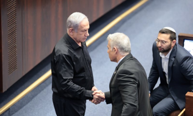 קרב ציוצים ומחיקות: נתניהו נגד לפיד וגנץ סביב "פרשת פוטליק"