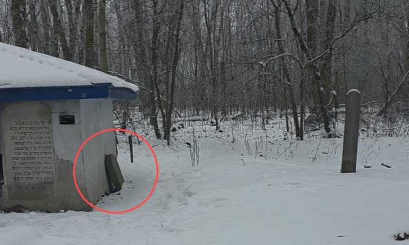 גילוי מטלטל: מעד על אבן בדרך לקבר האדמו"ר מקוצק - זה מה שהתגלה לאחר מכן