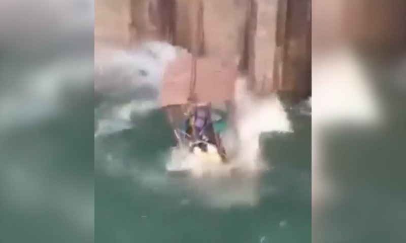 בתוך כלוב מתכת על נהר הגועש: כך מתקנים את הסכר הסורי לאחר עליית המפלס