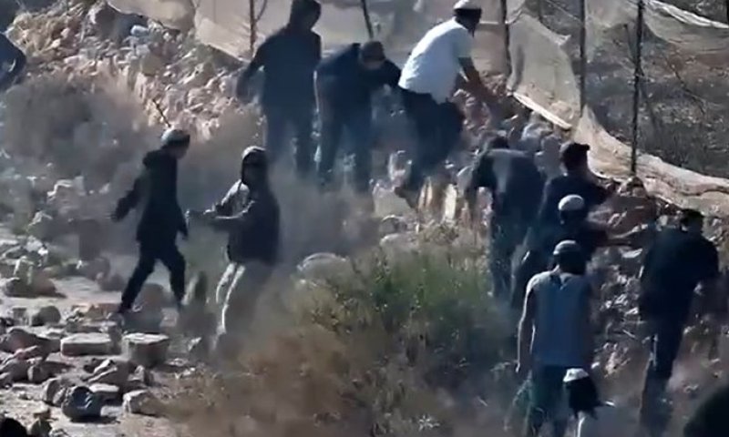 מהומה בשומרון: מתנחלים חסמו צירים בסלעים כבדים בניסיון למנוע פינוי מאחז