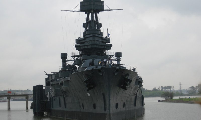 במרחק 4000 ק"מ: ספינת מלחמה איראנית הותקפה, יותר ממאה נעדרים