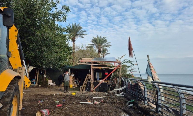 סוף להשתלטות על חופי הכנרת: צפו בפינוי בחוף צינברי