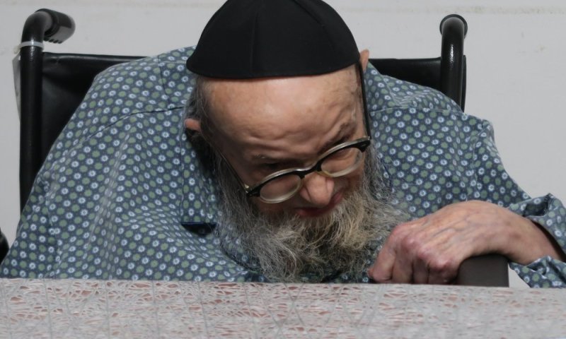 תפילות לשלומו של המקובל הישיש שפונה לאחר החייאה לבית החולים