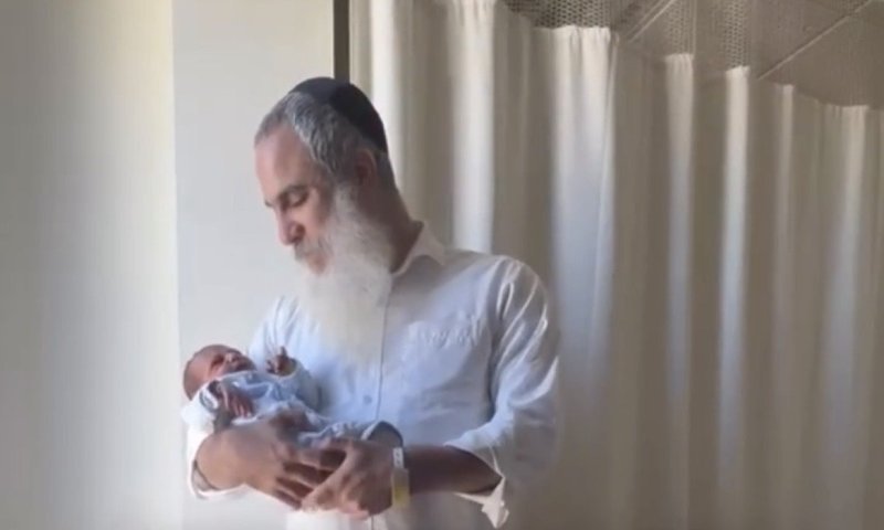 "אין רפואה גדולה מזאת": הרב שאיבד את רגליו בסוריה חבק בן