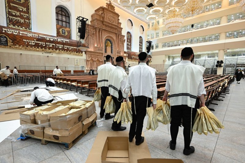 משה גולדשטיין, א. איזנבאך וארי קופרשטוק.