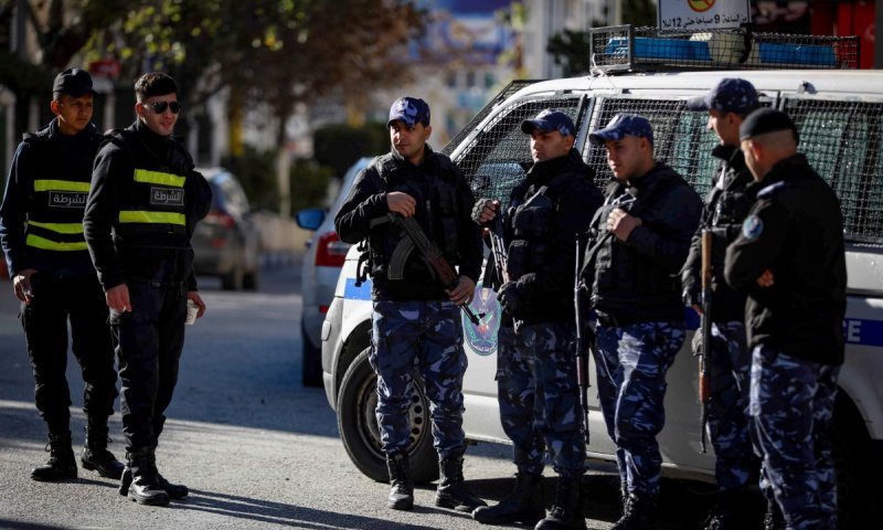 תיעוד: שוטרי הרשות הפלסטינית עצרו חייל מילואים ולקחו את נשקו