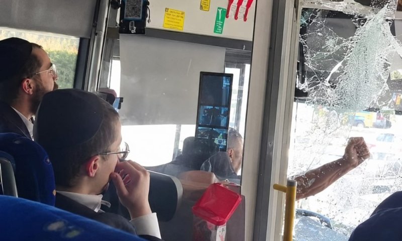 אימה בקו 881: נהג אוטובוס ניפץ את הזכוכית לעיני נוסעים מבוהלים 