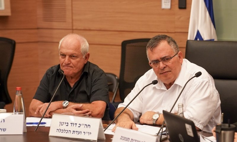 בזמן מלחמה: השר עם שלל התיקים 'תקוע' בחו"ל