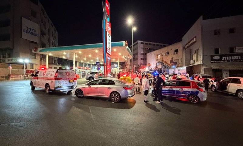 ברחוב כהנמן בבני ברק: חתן וכלה היו מעורבים בתאונת דרכים, מצבם קל