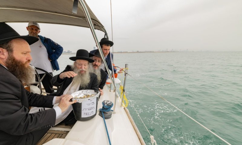 במרינה בהרצליה: הגאב"ד השליך מטבעות פרוטה חמורה לעומק הים