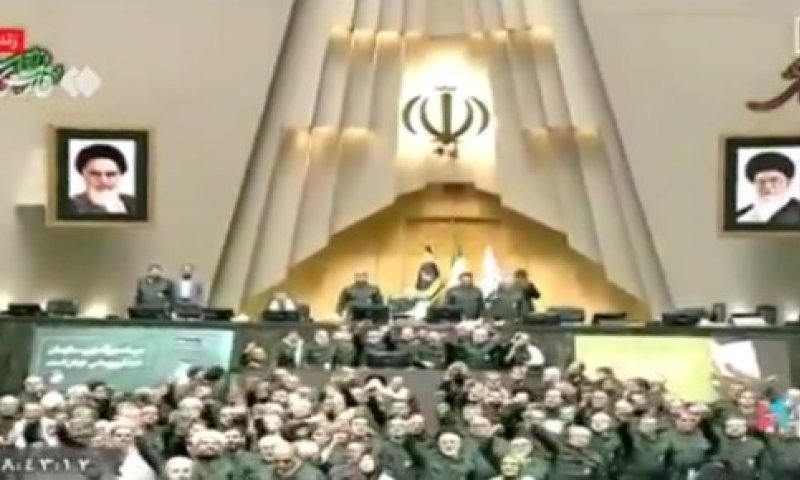 סערה בפרלמנט האיראני: עשרות נציגים במדי צבא קראו "מוות לאמריקה ולישראל"