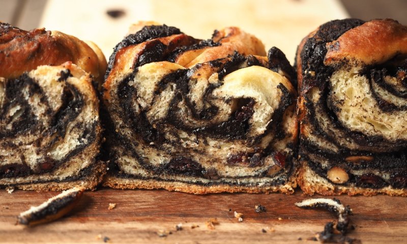 עוגת שמרים שוקולד נוסטלגית עם מילוי שיפנק אתכם עד הקצה