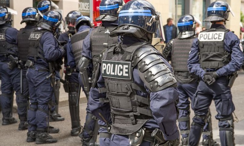 פריז: נער יהודי אוים בסכין ונשדד בעת שעשה את דרכו לבית הכנסת