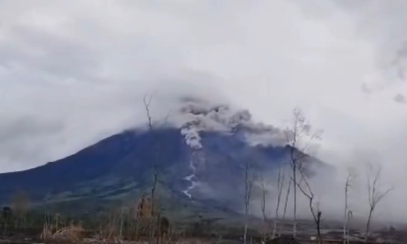 אינדונזיה: הר הגעש סמרו התפרץ; עמוד אפר אדיר היתמר לגובה של אלפי מטרים