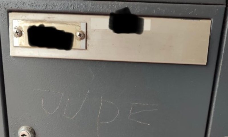 המילה "יהודי" נחרטה על תיבת דואר של משפחה יהודית בהמבורג