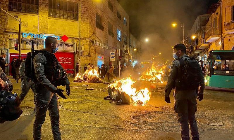כוחות מג"ב הוזעקו לזירה: מאות מפגינים ניסו למנוע מעצר בחור ישיבה בירושלים