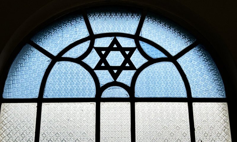 במנצ'סטר: עיתון נאלץ למחוק פרסומים על יהודים בגלל מבול תגובות אנטישמיות