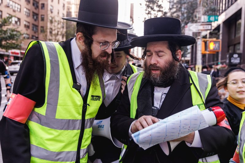 האחים לאנטשעווסקי, אברומי בלום, ד. ה. כרם, אייזיק. י, Clear shot