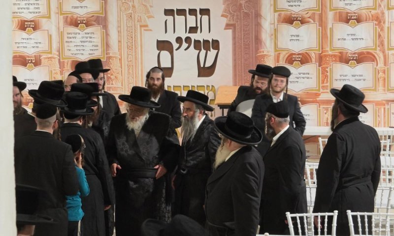 האדמו"ר עצר בלילה מול הקיר - ולמחרת הפתיע את הבחורים המבוגרים