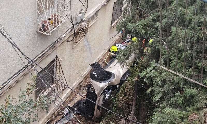 תאונה חריגה: רכב התהפך לחצר בניין, 2 נשים נפצעו