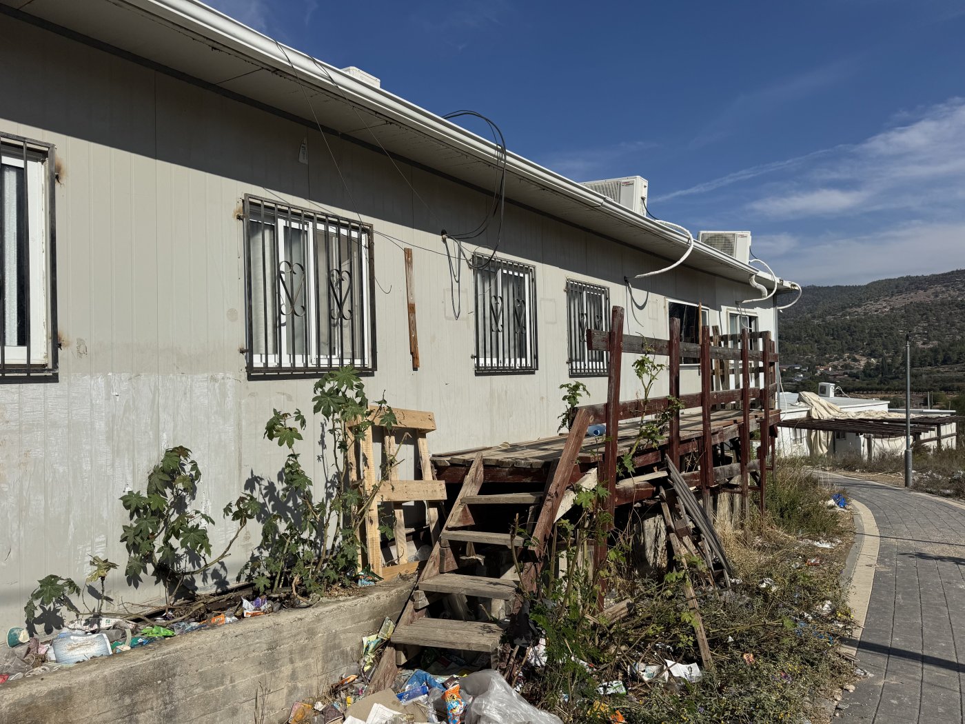 <blat>בחדרי חרדים</blat>