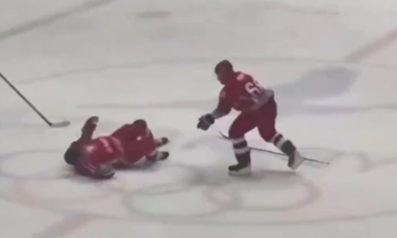 על ידי חברו: נשיא בלארוס הופל במהלך משחק הוקי קרח