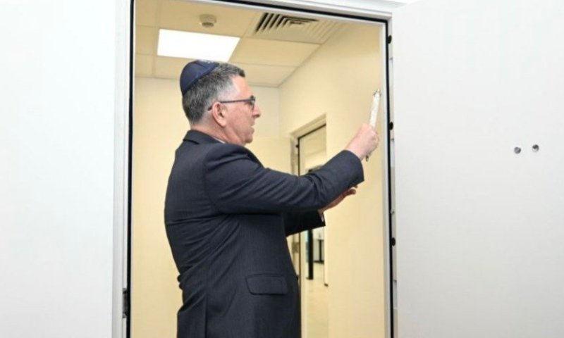  שר החוץ גדעון סער קבע מזוזה בפתח שגרירות ישראל בפיג׳י