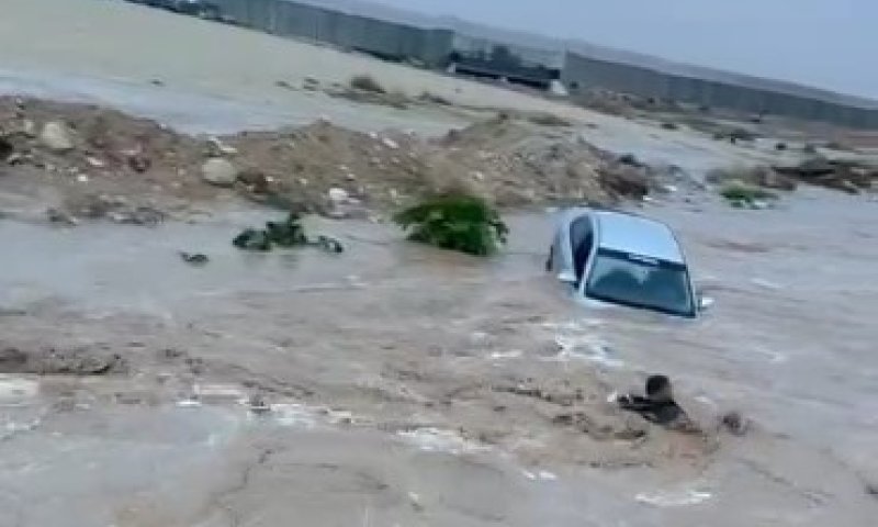 תיעוד מטורף: הרכב נסחף בשיטפון ואחריו גם הנהג &bull; צפו