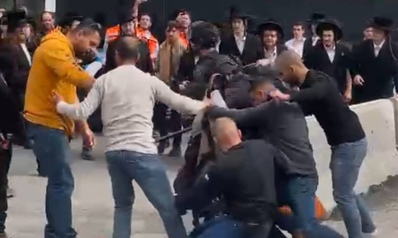 יושעו השוטרים שפעלו באלימות נגד מפגינים עם עגלות ילדים: "רואים את האירוע בחומרה"