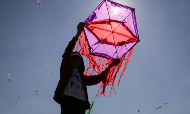 האזהרה החריגה של נחל עוז: עפיפונים חצו מעזה - ונחתו בשטח הקיבוץ &rlm;