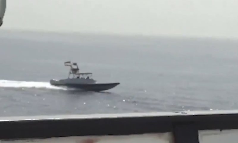 עימות מסוכן בהורמוז: כלי שיט איראני התגרה בספינות ארה"ב | תיעוד