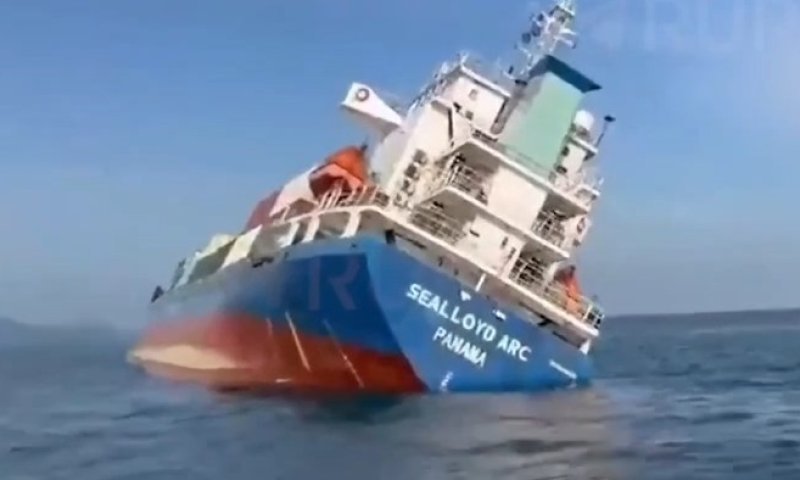 דרמה בים: אונייה עם מאות מכולות טבעה מול חופי תאילנד