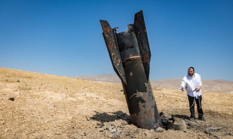 טיל בליסטי חדר את עומק האדמה במדבר: כוכב הרשת הגיע להצטלם