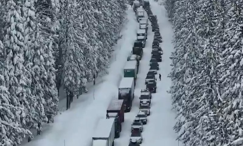 קליפורניה: פקק ענק של 6 קילומטרים עקב סופת שלגים 