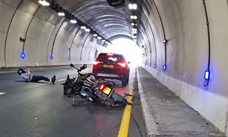 תיעוד מטורף: רוכב אופנוע התנגש ברכב, החליק על הכביש - וקם על רגליו