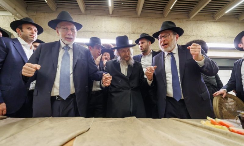 "עשירות! עשירות!": הברכה של המשגיח שתוקנה באמצע שמחת בית השואבה