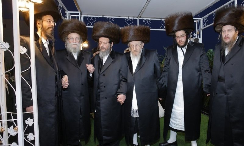 שמחת החתונה לבת גאב"ד זוועהיל עם הבנש"ק לבית נדבורנא לונדון
