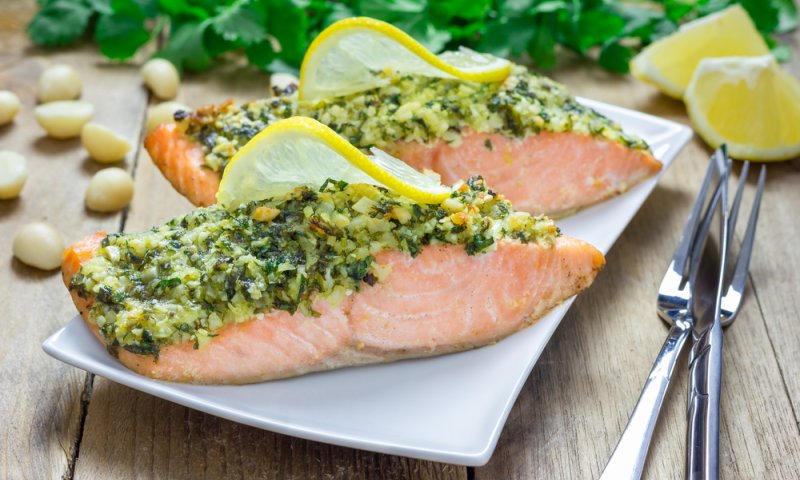 תכירו טעמים חדשים: דג סלמון בתנור עם שכבת תערובת שקדים-שום-כוסברה