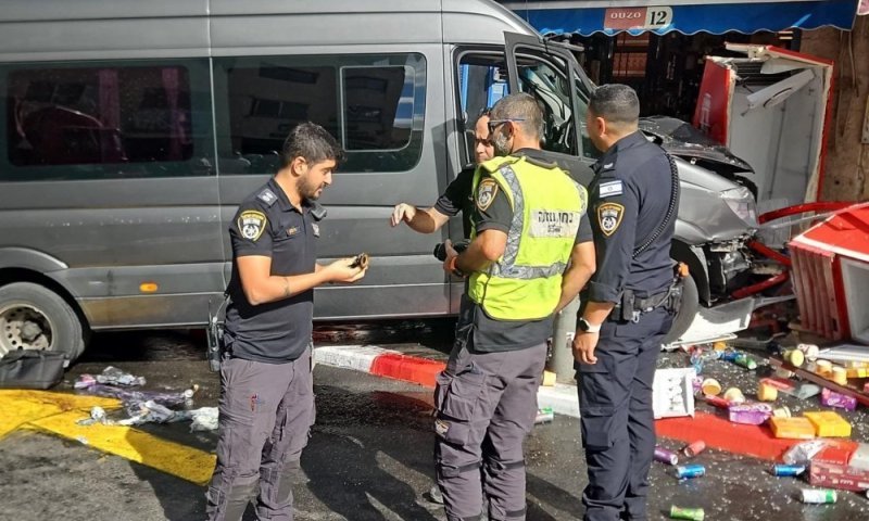 תאונת דרכים קשה בירושלים: נהג מיניבוס נכנס בחנות ופגע בהולכת רגל
