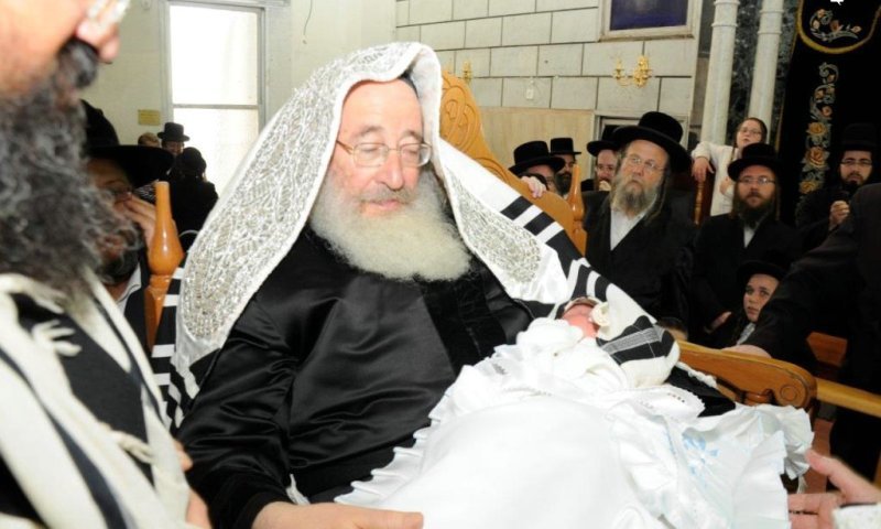 צפו: שמחת הברית לנכד האדמו"ר מספינקא