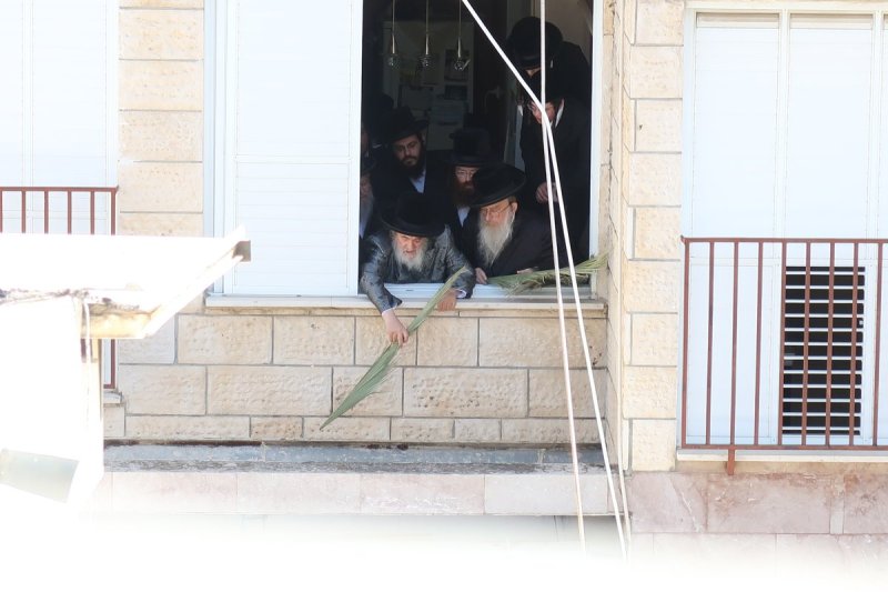 באדיבות המצלם