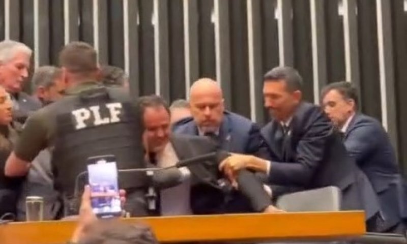 מהומה בפרלמנט הברזילאי: עימותים סביב "חוק בולסונארו" לקיצור עונשי המורשעים בניסיון הפיכה