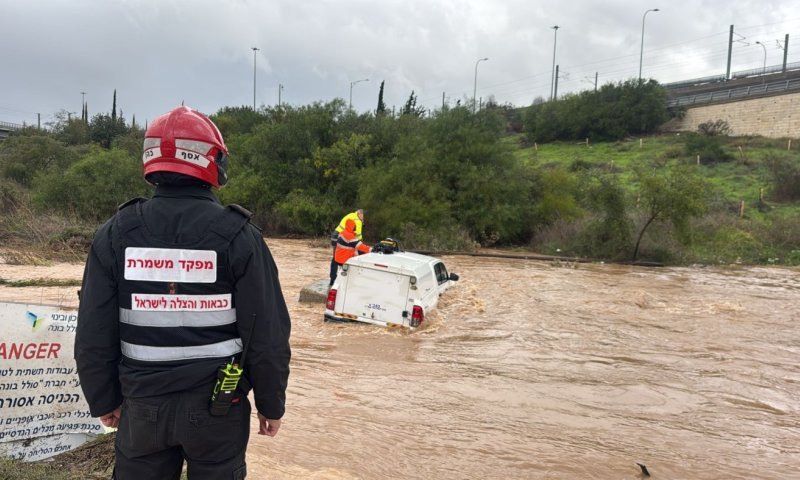 מרוץ נגד הזרם: לוחמי האש חילצו זוג מהצפה באבו גוש, אשה איבדה הכרה