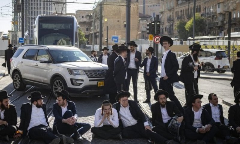 עימותים בירושלים: המשטרה מפנה את המפגינים מהכביש